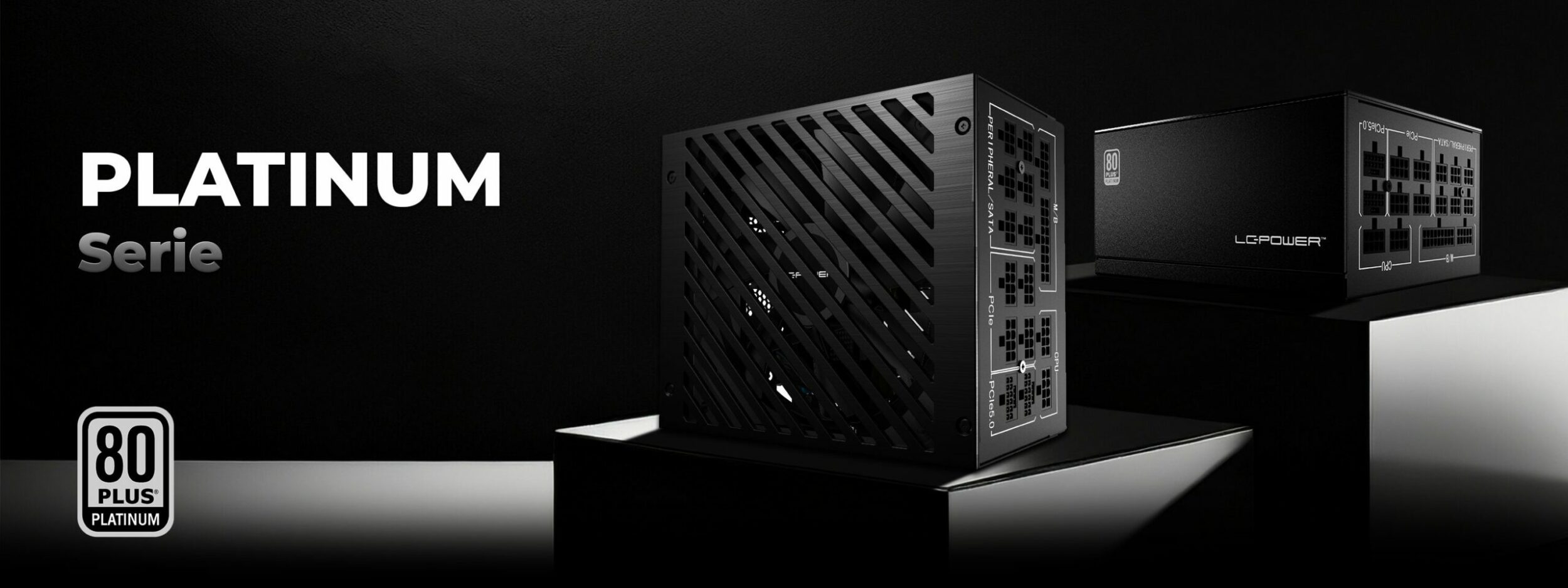 Hero image Platinum Netzteil, auf dem zwei Netzteile rechts auf einem Podest stehen und auf der linken Seite ein Schriftzug mit Platinum Serie und einem 80 Plus Platinum zu sehen ist.