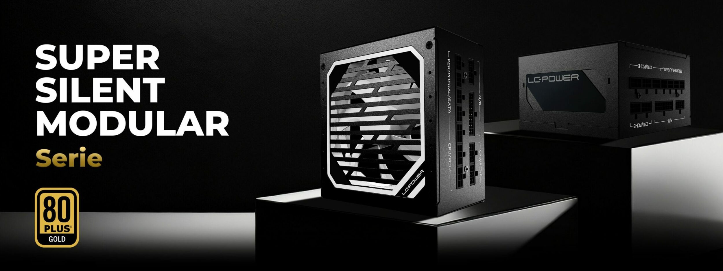 Hero image Super Silent Modular Netzteil, auf dem zwei Netzteile rechts auf einem Podest stehen und auf der linken Seite ein Schriftzug mit Super Silent Modulr Serie und einem 80 Plus Gold Abzeichen zu sehen ist.
