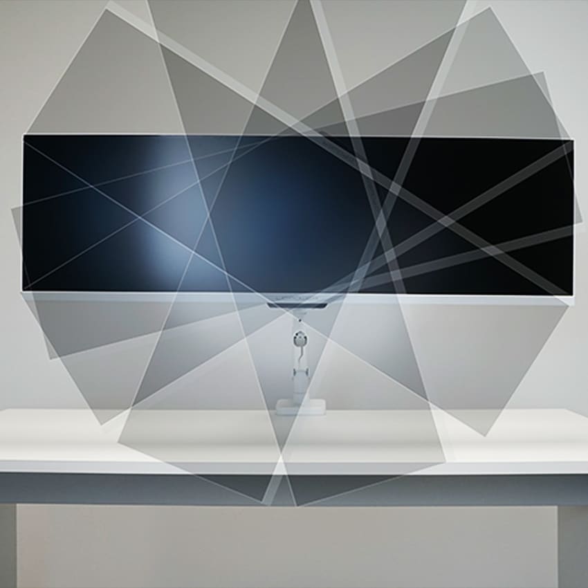 Auf dem Bild sieht man den Monitorarm LC-EQ-A49-W Flexx, an dem ein Monitor hängt, der sich in verschiedene Richtungen dreht.