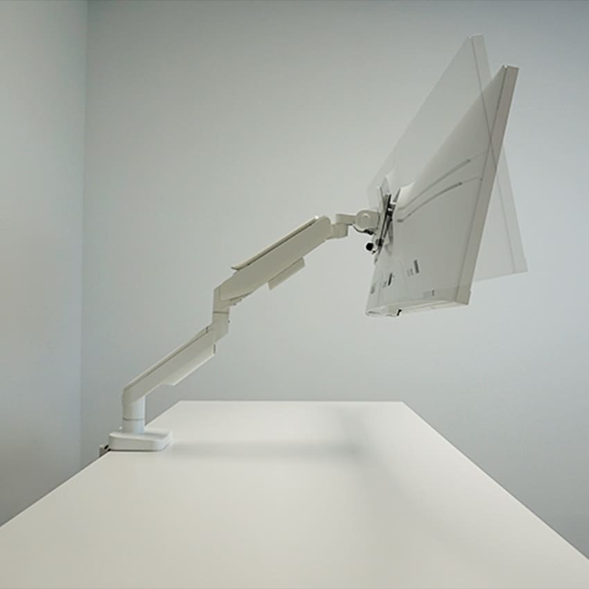 Auf dem Bild sieht man den Monitorarm LC-EQ-A49-W Flexx, an dem ein Monitor hängt, der sich in verschiedene Richtungen dreht.