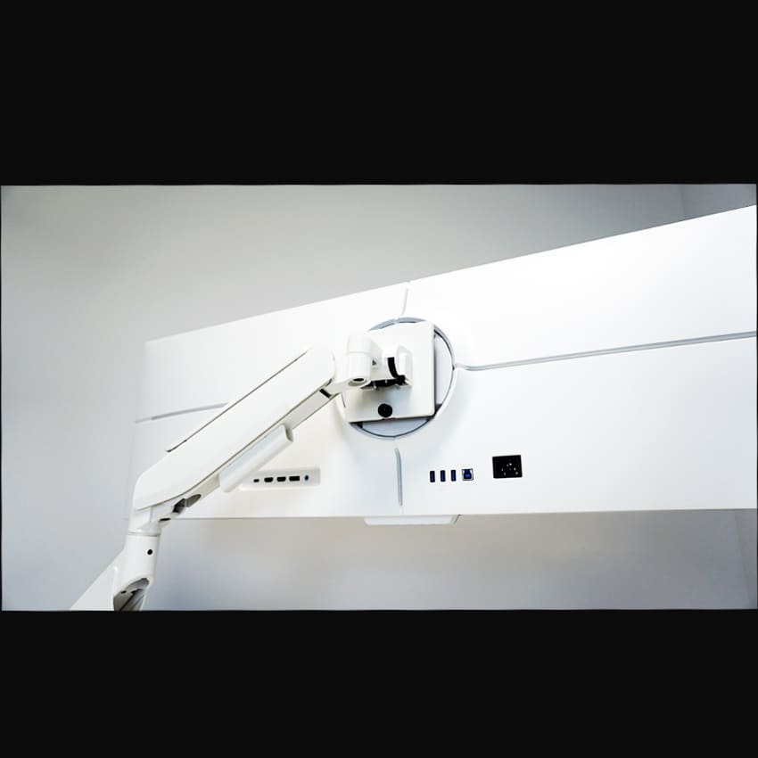 Auf dem Bild sieht man den Monitorarm LC-EQ-A49-W Flexx, an dem ein Monitor hängt.