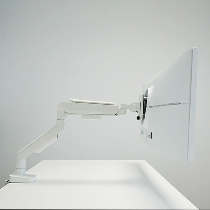 Auf dem Bild sieht man den Monitorarm LC-EQ-A49-W Flexx, an dem ein Monitor hängt.