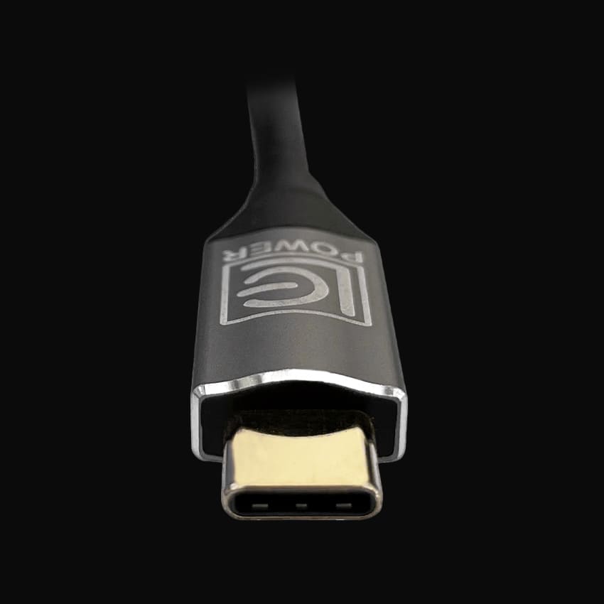 USB-C Anschluss des LC-C-C-HDMI-2M Monitorkabels vor einem dunklen Hintergrund.