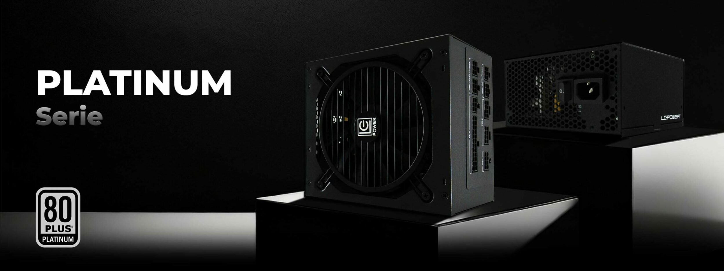 Hero image Platinum Netzteil, auf dem zwei Netzteile rechts auf einem Podest stehen und auf der linken Seite ein Schriftzug zu sehen ist.