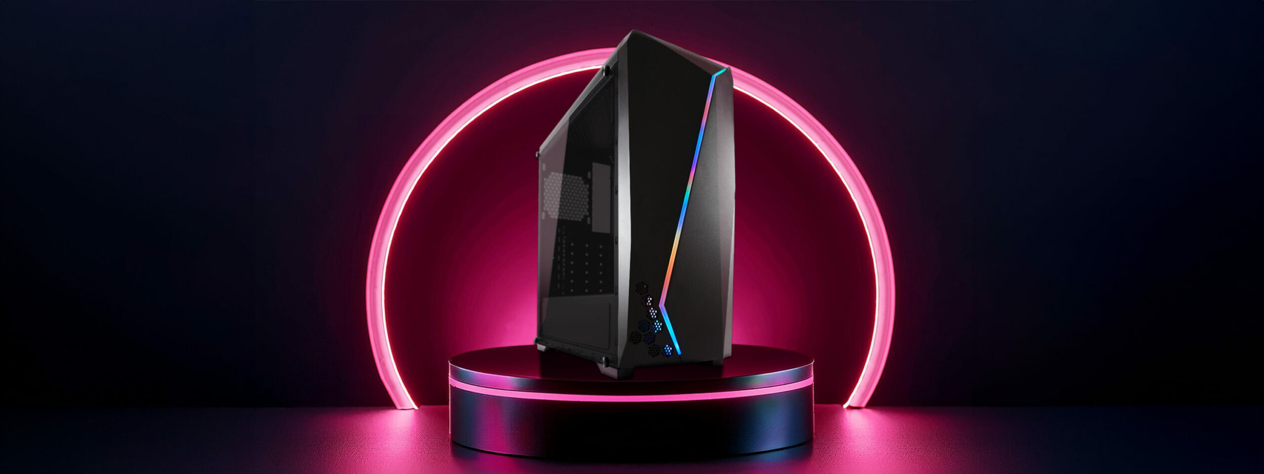 Hero Image des ATX Gaming-Gehäuses 700B Hexagon, das auf einem schwarzen Podest mit pinkem Licht steht. Hinter dem Gehäuse ist ebenfalls ein Kreis, der pink leuchtet.