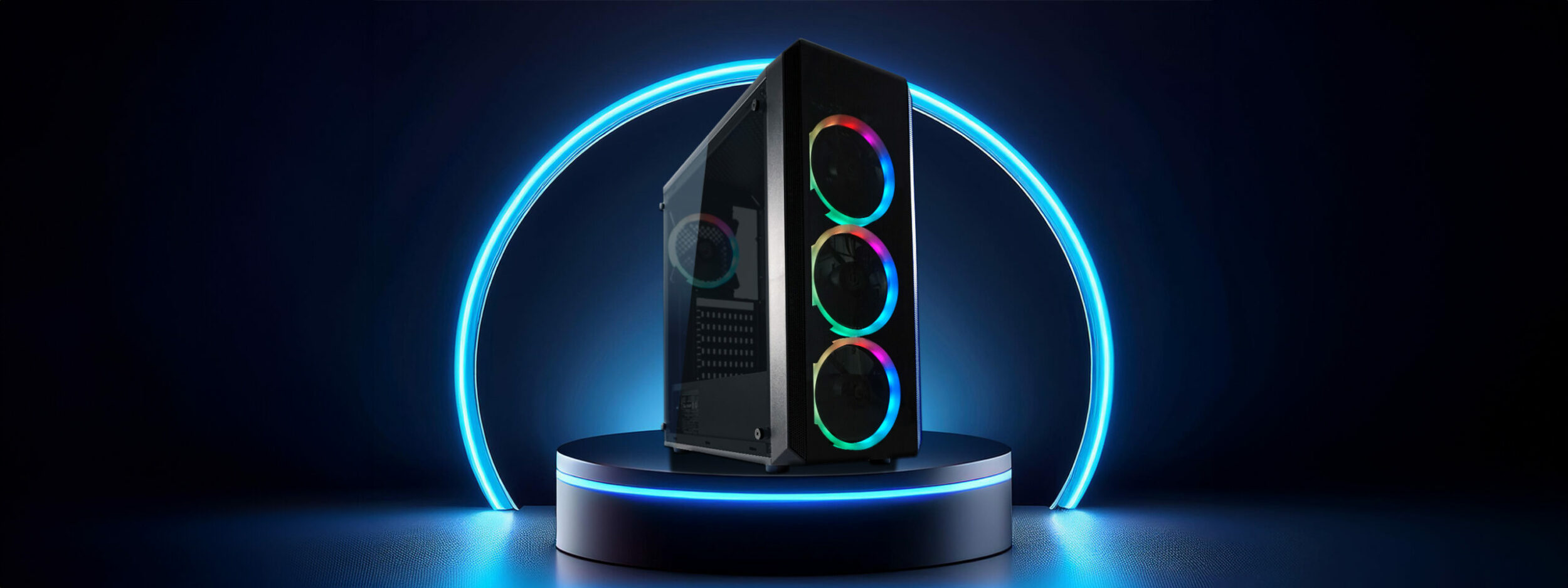 Hero Image des ATX Gaming-Gehäuses 703B Quadd-Luxx, das auf einem schwarzen Podest mit blauem Licht steht. Hinter dem Gehäuse ist ein Kreis, der blau leuchtet.