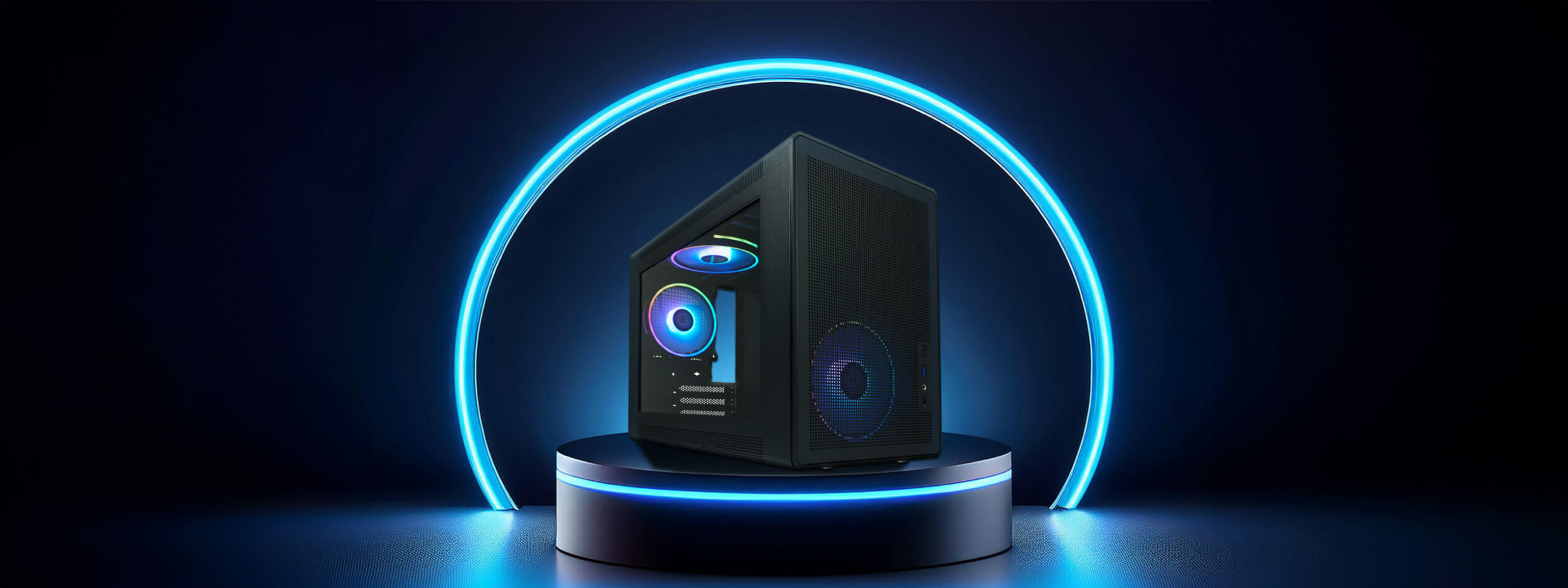 Hero Image des M-ATX-Gehäuses Gaming 716B, das auf einem schwarzen Podest mit blauem Licht steht. Hinter dem Gehäuse ist ein Kreis, der blau leuchtet.