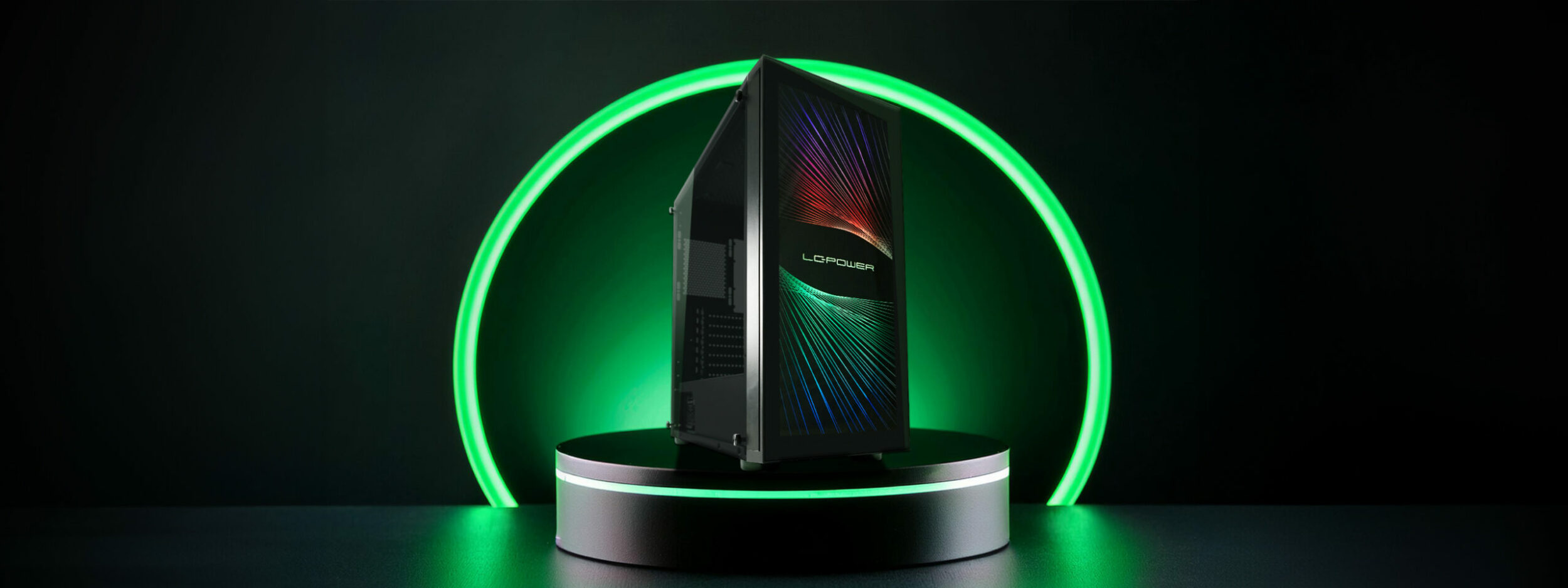 Hero Image des ATX Gaming-Gehäuses 800B Interlayer_X, das auf einem schwarzen Podest mit grünem Licht steht. Hinter dem Gehäuse ist ein Kreis, der grün leuchtet.