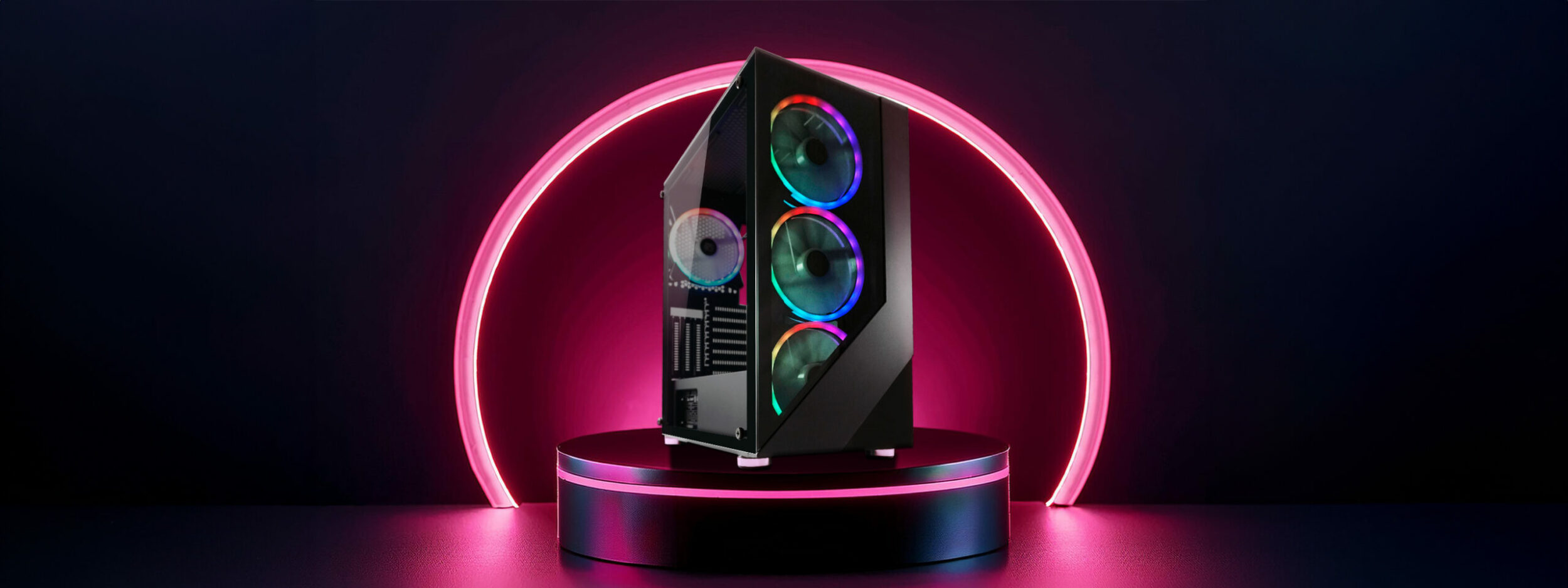 Hero Image des ATX Gaming-Gehäuses 803B Shaded_X, das auf einem schwarzen Podest mit rotem Licht steht. Hinter dem Gehäuse ist ein Kreis, der rot leuchtet.