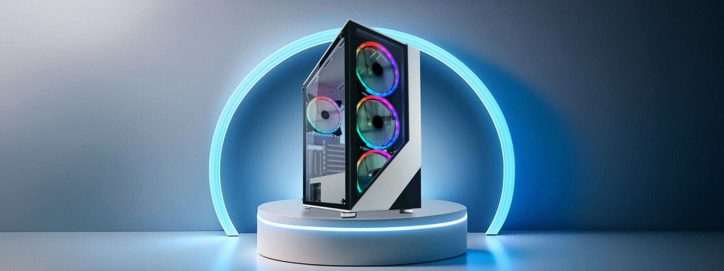 Hero Image des ATX Gaming-Gehäuses 803W Lucid_X, das auf einem schwarzen Podest mit blauem Licht steht. Hinter dem Gehäuse ist ein Kreis, der blau leuchtet.