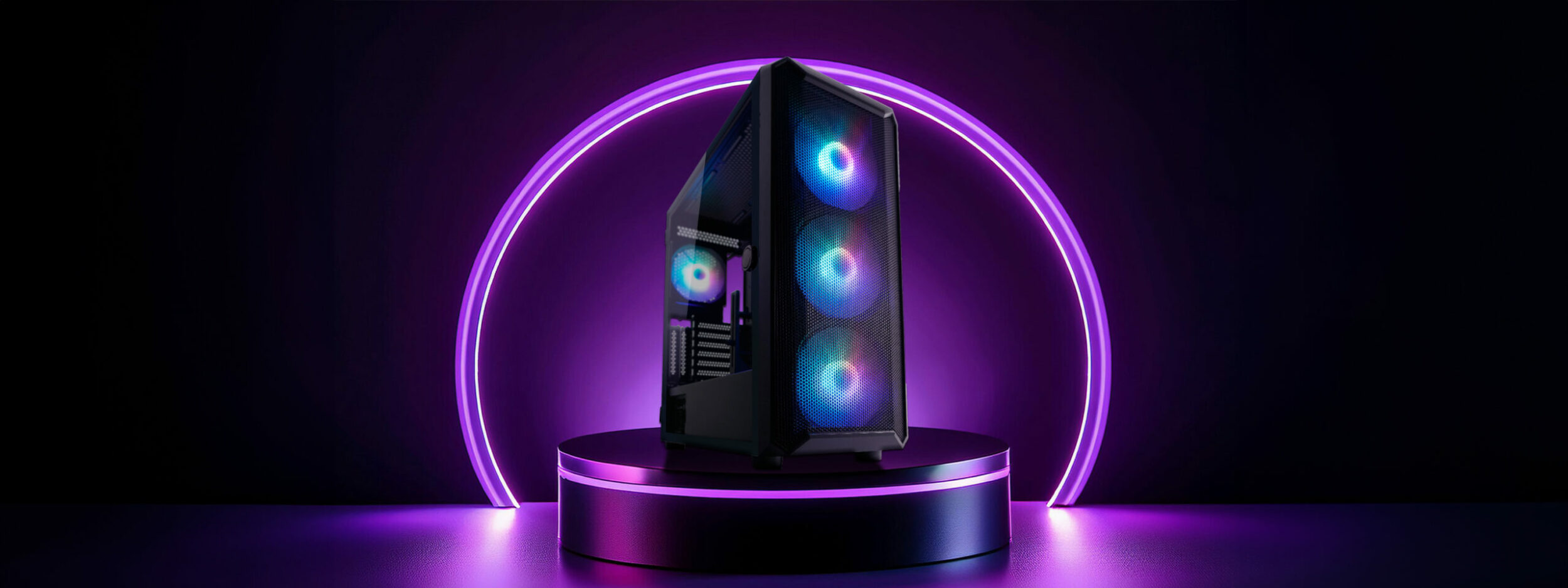 Hero Image des ATX Gaming-Gehäuses 804B Obsession_X, das auf einem schwarzen Podest mit lila Licht steht. Hinter dem Gehäuse ist ein Kreis, der lila leuchtet.