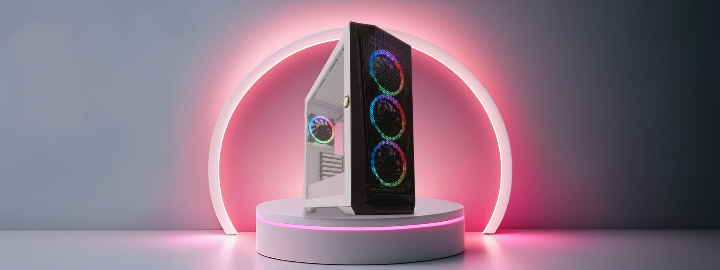 Hero Image des ATX Gaming-Gehäuses 805BW Holo-1_X, das auf einem schwarzen Podest mit rotem Licht steht. Hinter dem Gehäuse ist ein Kreis, der rot leuchtet.