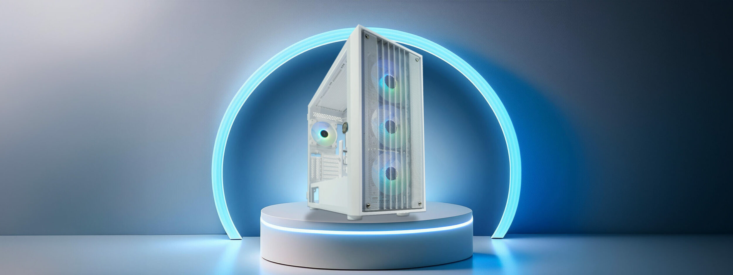 Hero Image des E-ATX-Gehäuses Gaming 810W, das auf einem schwarzen Podest mit blauem Licht steht. Hinter dem Gehäuse ist ein Kreis, der blau leuchtet.