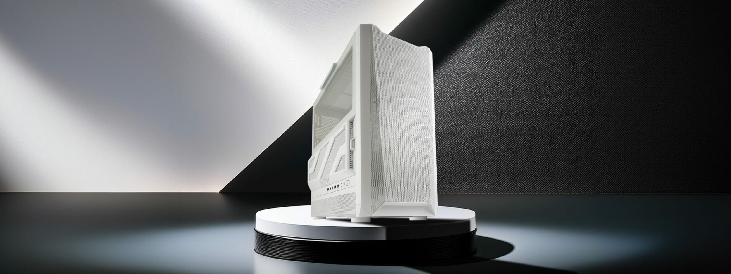 Hero Image des ATX Gaming-Gehäuses 900W Lumaxx Light, das auf einem schwarz-weißem Podest steht. Hinter dem Gehäuse ist eine Wand in schwarz und weiß. Die schwarze Seite der Wand ist strukturiert.