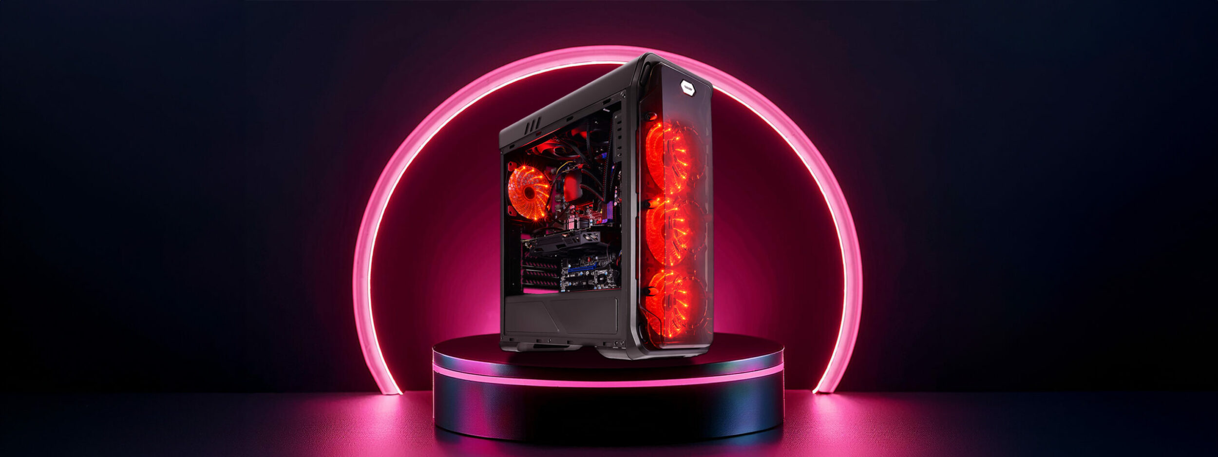 Hero Image des ATX Gaming-Gehäuses 988B Red Typhoon, das auf einem schwarzen Podest mit rotem Licht steht. Hinter dem Gehäuse ist ein Kreis, der rot leuchtet.