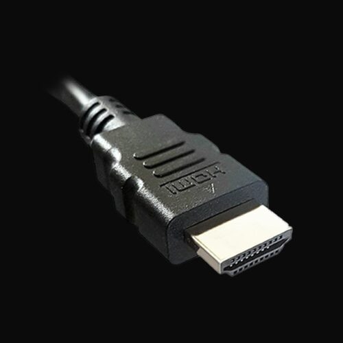 HDMI Anschluss des LC-C-HDMI-2M-1 Monitorkabels vor einem dunklen Hintergrund.